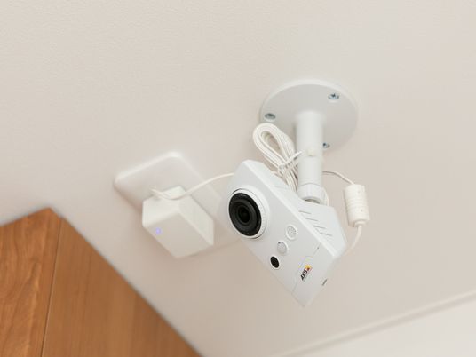 セキュリティカメラのある廊下