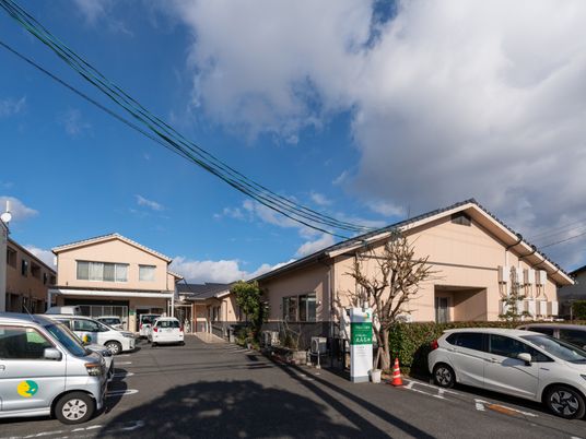 青空と施設の外観