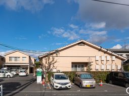 駐車場のある正面外観
