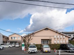 駐車場付きの建物外観