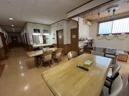 広々とした明るい食堂