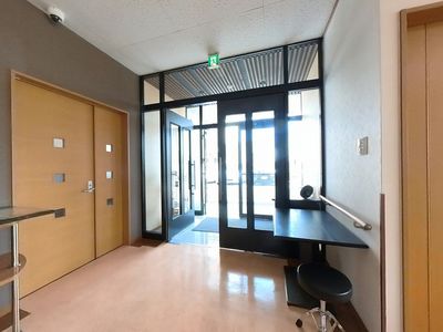 明るい日差しのエントランス