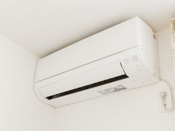 壁掛け型のエアコン