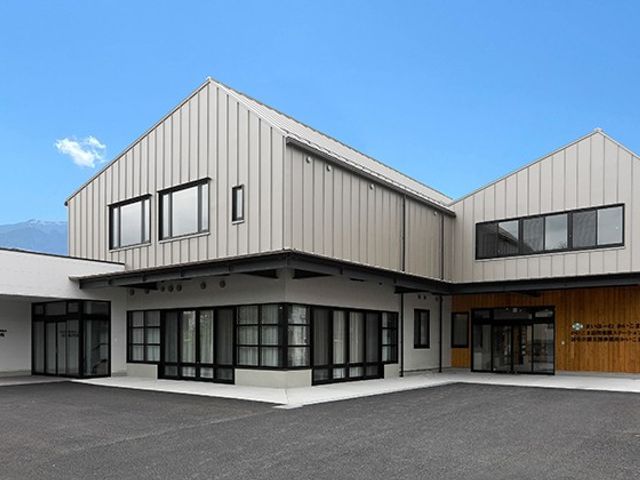 広々とした外観 外観 モダンなデザインが特徴の建物です。広々とした造りで、快適な就業環境を提供します。