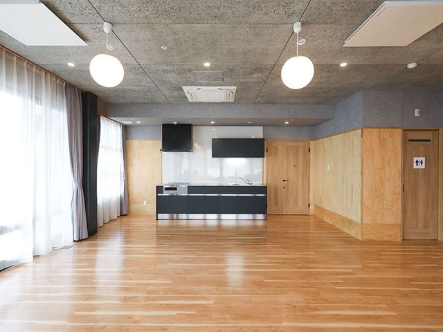 自然光入る部屋 ダイニングルーム 自然光が差し込む広々とした部屋は、多目的に利用できる快適な空間です。
