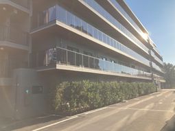 陽光を浴びる建物外観