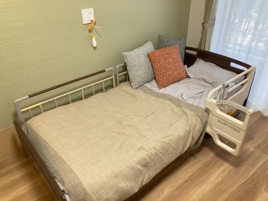 落ち着いた色調の居室