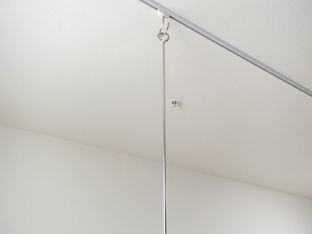 用途不明なフック部分 内観 天井から吊り下がるフックが特徴的な室内です。使用方法に興味のある方はさらに調べてみてください。