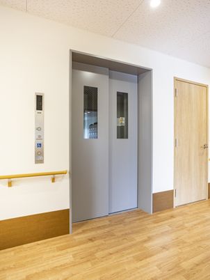 2階への扉エレベーター