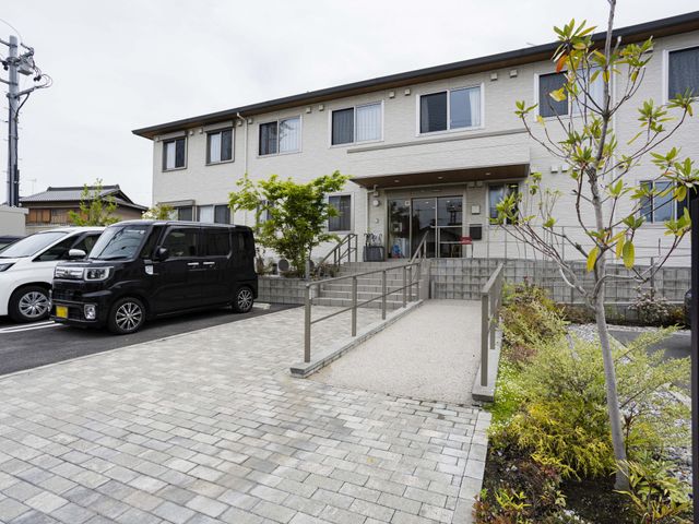 車椅子アクセス可能な外観 外観 バリアフリー設計が施された建物の入口です。車椅子の方も利用しやすくなっています。