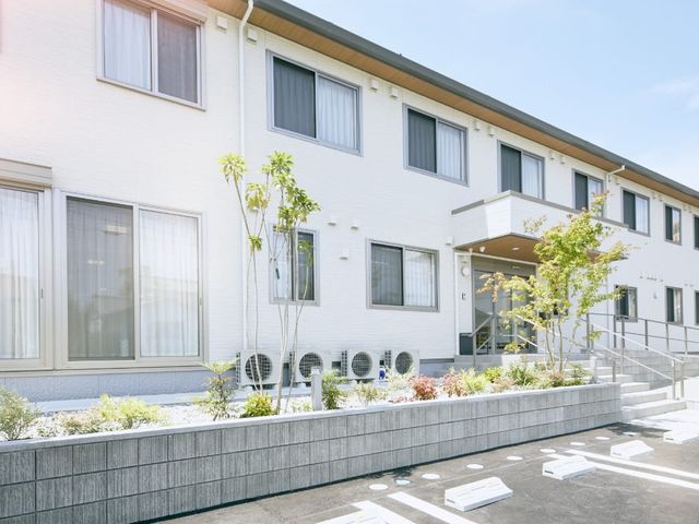 光あふれる外観 外観 施設の外観は、明るい日差しを受けた広々とした空間です。庭には緑があり、快適な環境が整っています。