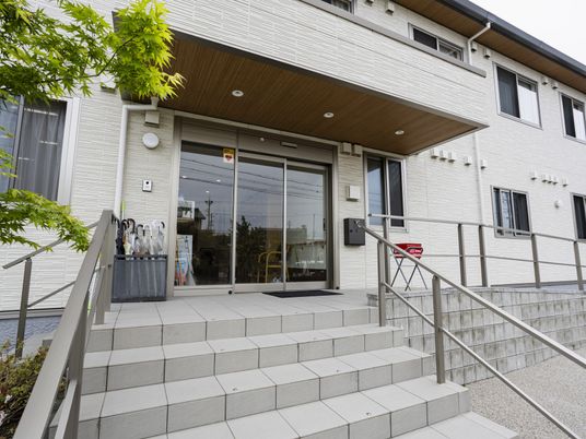 落ち着いた雰囲気のエントランス
