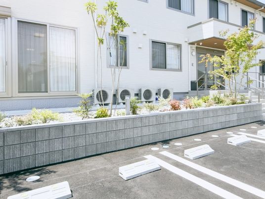 明るい建物外観  