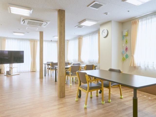 広々とした多目的室 多目的室 自然光がたっぷり降り注ぐ広々としたスペースで、さまざまな活動を快適に行えます。