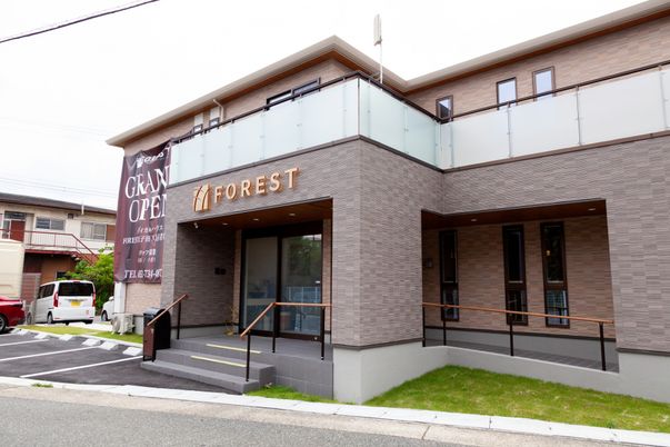 新しい外観の施設