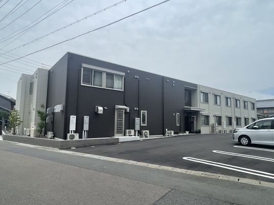 ゆったりとした外観の建物