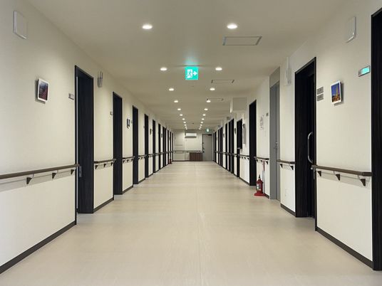 廊下の明るい様子