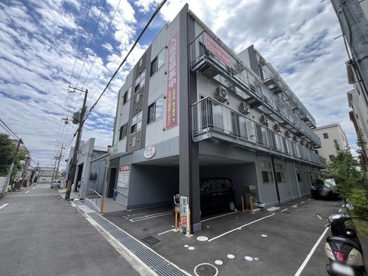 現代的な建物の外観