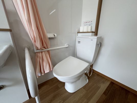 笑顔でケアするスタッフ