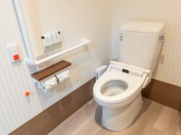 手すり付きの清潔なトイレ