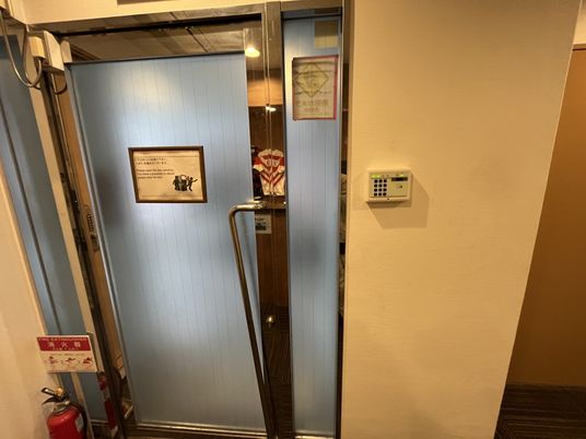 青い扉のエレベーター
