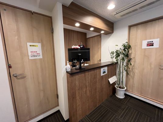 受付の笑顔のスタッフ