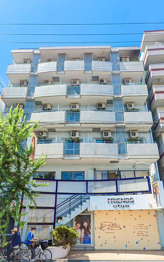 スタッフ募集の建物外観