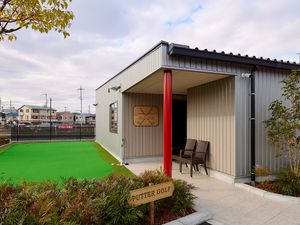 ゴルフ練習場風の外観  