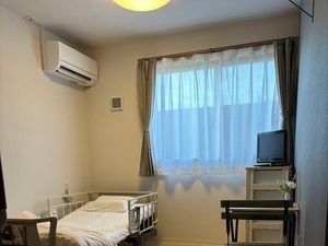 明るい居室のベッド  