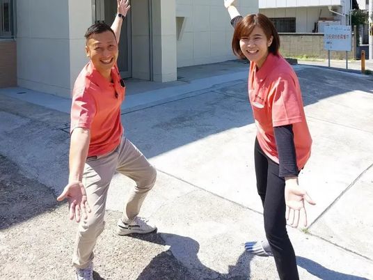 笑顔のスタッフ2人の外観  
