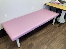 ピンクのベッドがある部屋