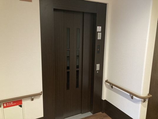 手すりのあるエレベーター