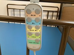 調整ボタン付きベッド