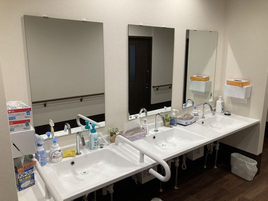 3つの鏡と手洗い