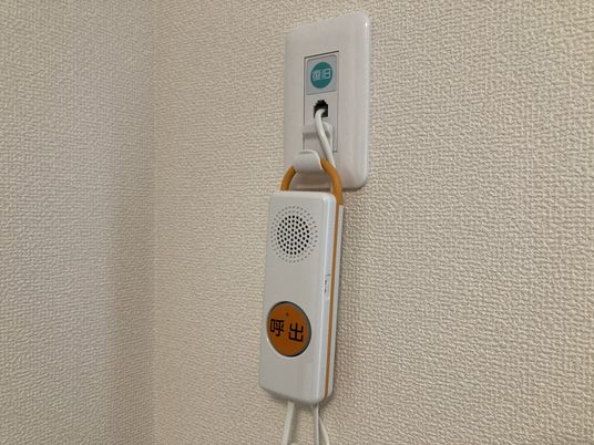 壁の呼び出しボタン