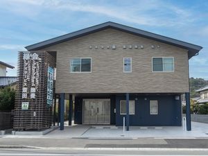 施設外観と看板  