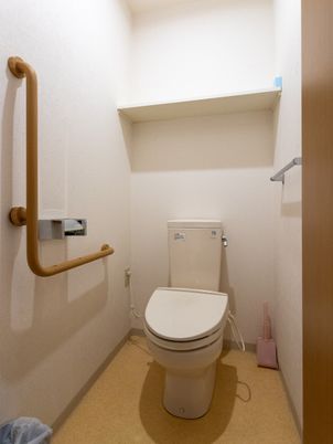 手すり付きのトイレ