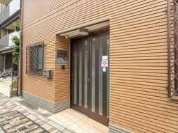 落ち着いた雰囲気の出入口