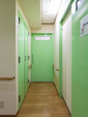 緑のドアがある廊下