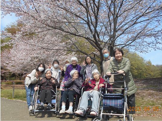 スタッフと利用者外観
