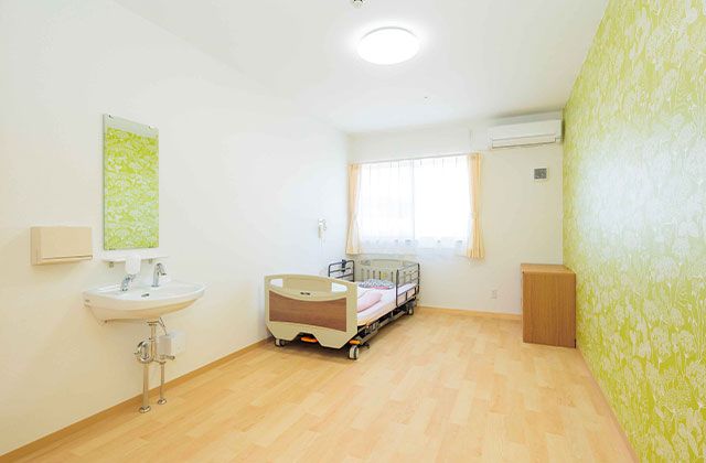 明るい居室 居室 広々とした居室は、自然光がたっぷり入る明るい空間です。温かみのあるデザインで、快適に過ごせます。