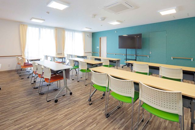 明るい学びの空間 多目的室 窓から自然光が差し込み、明るい雰囲気の施設です。机と椅子が整った学びの環境があります。