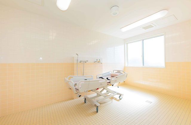 明るい設備の浴室 浴室 窓から自然光が入る明るい浴室です。清潔で機能的な設備が整っています。
