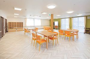 自然光が入る明るいラウンジ