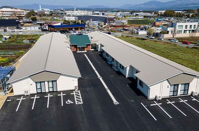 広がる施設の外観