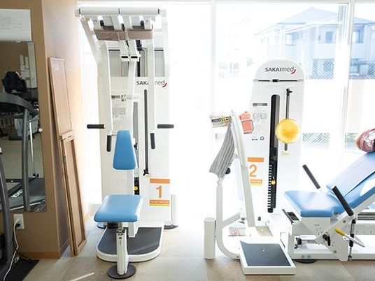 機能訓練機器のある室内  