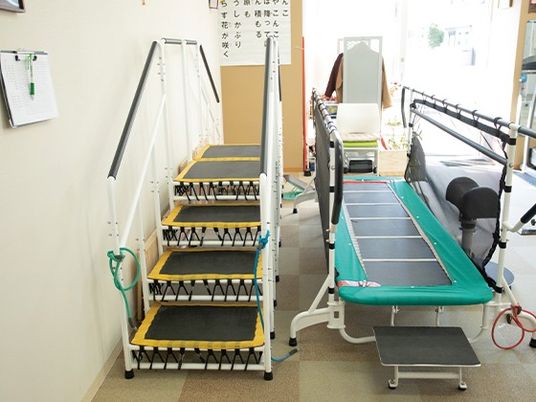 機能訓練器具のある室内  