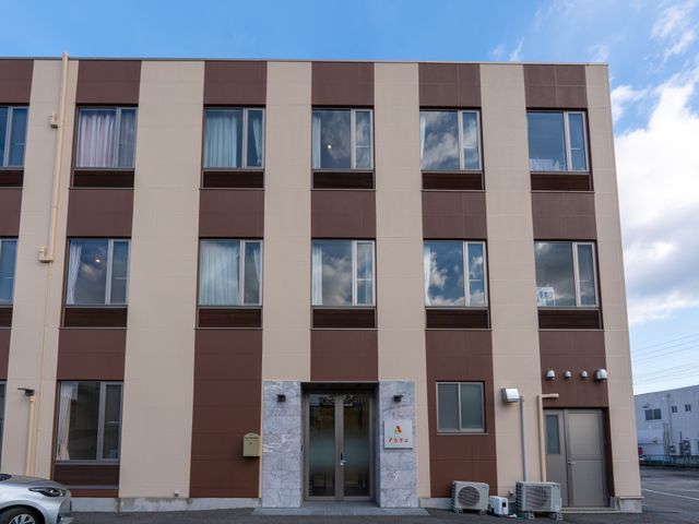 施設正面の外観 外観 シンプルなデザインが魅力的な建物は、訪れる人を優しく迎え入れます。