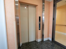 エレベーターの扉