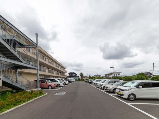 駐車場と建物の外観
